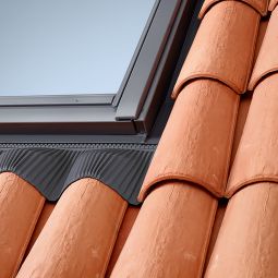 VELUX dakraam gootstuk EDW 1000 hoog/Golf voor dakpannen van 1,5 tot 12 cm hoogte incl. aansluitschort BFX