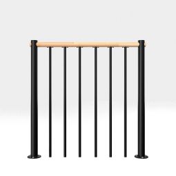 Minka-balustrade zwart met verticale stijlen en houten handleuning recht met massief houten leuning