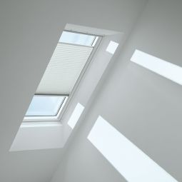 VELUX Plissé Hemelsblauw 1285 lichtdoorlatend, zorgt voor harmonieus daglicht, geschikt voor verschillende VELUX-dakramen