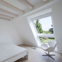 VELUX Dakraam Lichtoplossing GGU GIU LICHTBAND Kunststof wit ENERGIE PLUS Draaikipraam Een dakraam-set bestaande uit: zwaairaamsysteem met 3-voudig glas, aanvullingselement, dakraam gootstuk, verlengstuk