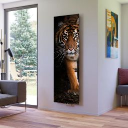 Ximax Ruimteverwarmer Design Radiator P1 Plan Print Tiger verticaal Elegante designradiator met 50 mm centraalconnectie, glad bedrukte voorzijde met een tijger op jacht