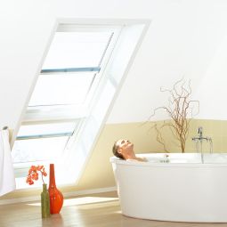 VELUX dakraam lichtoplossing LICHTBAND GPU kunststof ENERGIE PLUS wit ramen Een dakraamset bestaande uit: klap-draairaam met 3-voudig standaard glas, aanvullingselement, dakraamgootstuk, verlengstuk